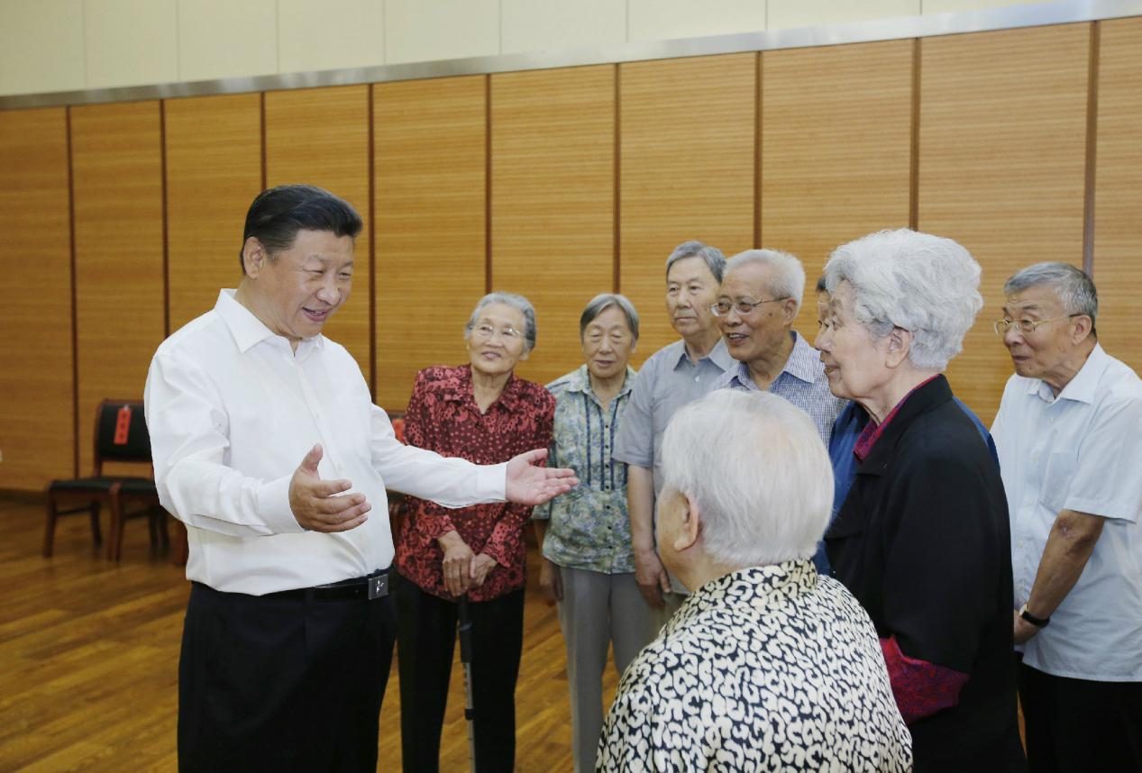 2016年9月9日，習近平總書記來到北京市八一學校，同母校老教師們親切交談。